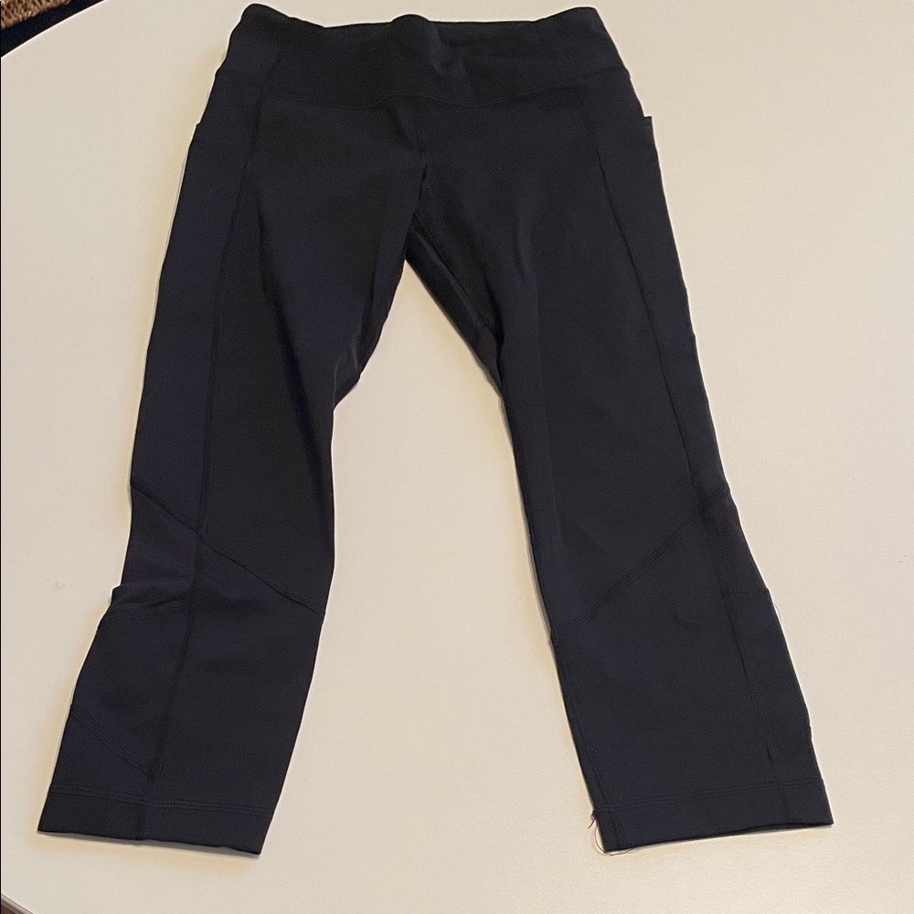 Lululemon Size 4 Side Pockets Black Cropped Leggings 22”‎ Inseam Back Zip Pocket